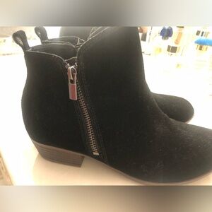 •like new•GB Girls Gianni Bini Girls black suede boots/booties 
wooden heel